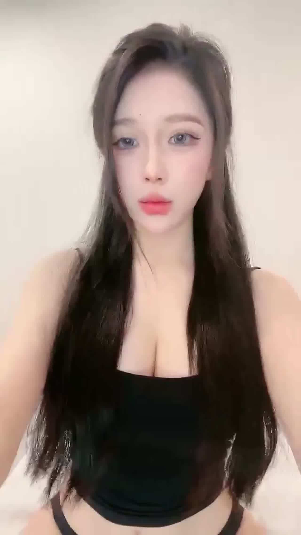  【糟糕！心动的感觉】超高颜值完美身材反差，经常翻白眼吐舌头自慰，真的太懂男人了，自慰还给小穴特写 的剧照3