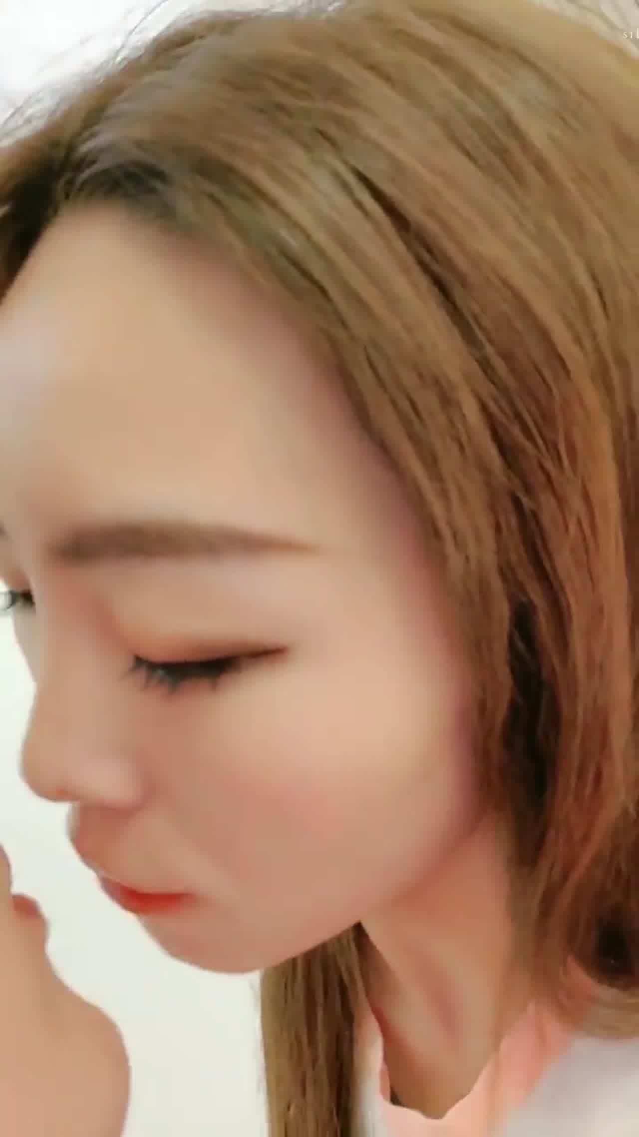  蜜桃熙熙 想把女主播的无毛粉嫩鲍吃掉 有够骚的 的剧照1