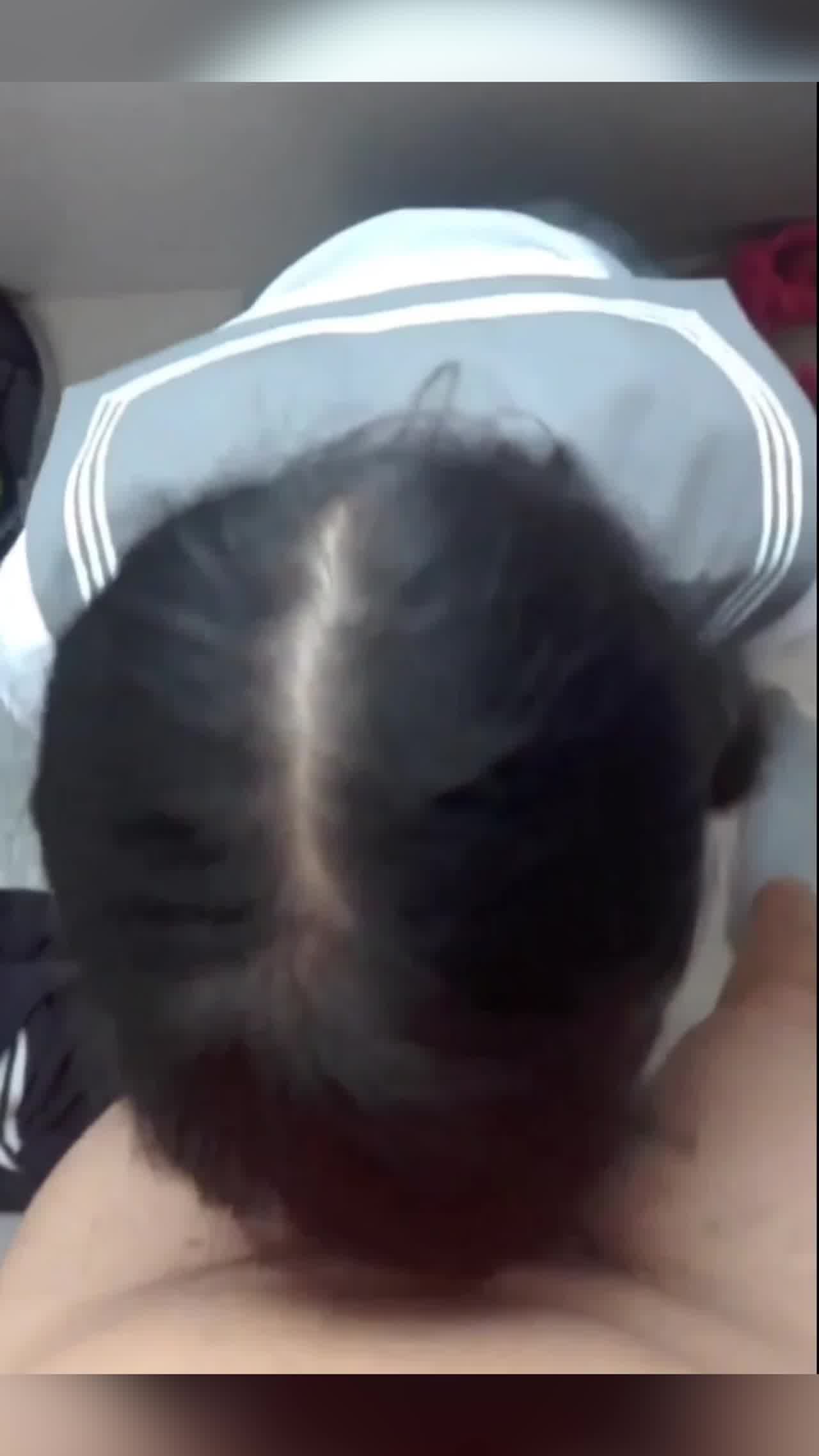  00后情侣商场厕所口交啪啪偷感好强 刺激 的剧照7