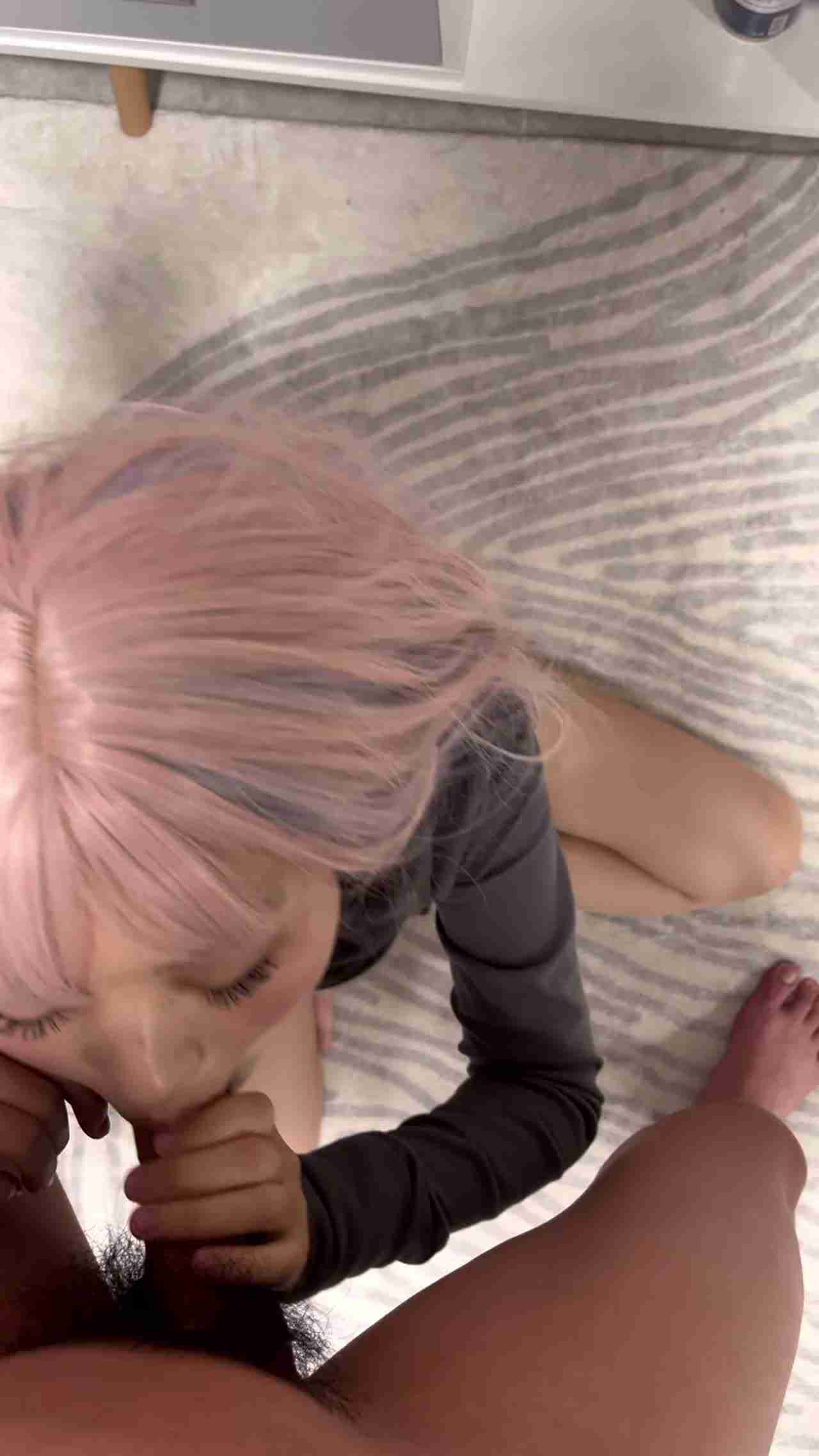  高颜值粉发女友口交 的剧照10