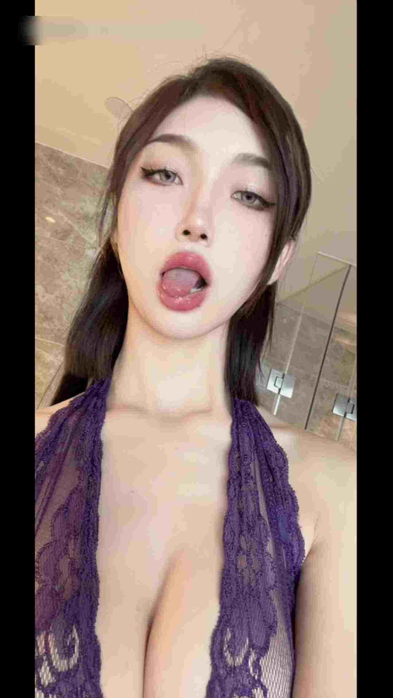  豪乳黑丝女神极致诱惑 的剧照3