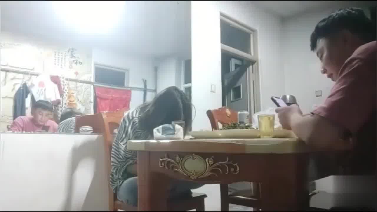  【小姨子快被操死】酒后灌醉真实乱伦，喝了1个多小时(喝酒删减了)，小叔真是全程暴力往死操啊，还内射了 的剧照2