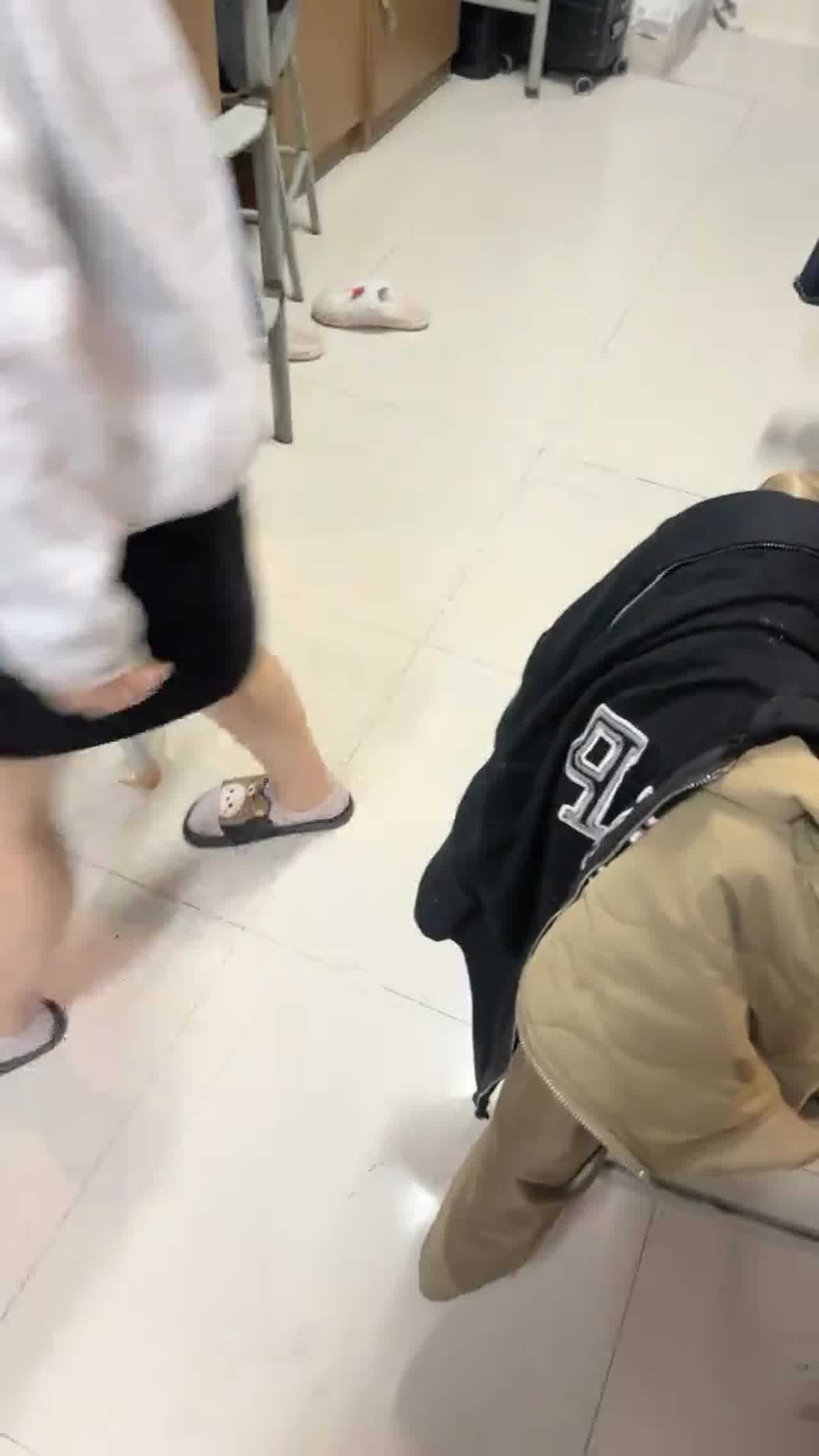  【宿舍创业挑战】爱聊天的宿舍，出卖偷拍穿内裤的室友，女主自慰都小心的插，然后去厕所闻闻手指有没有味！ 的剧照7