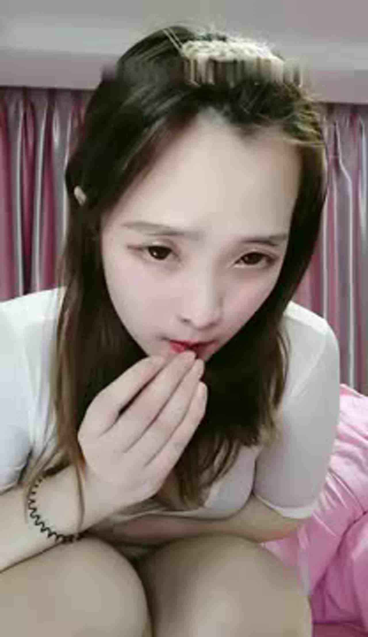  高颜值长相甜美萌妹子特写道具自慰 的剧照2