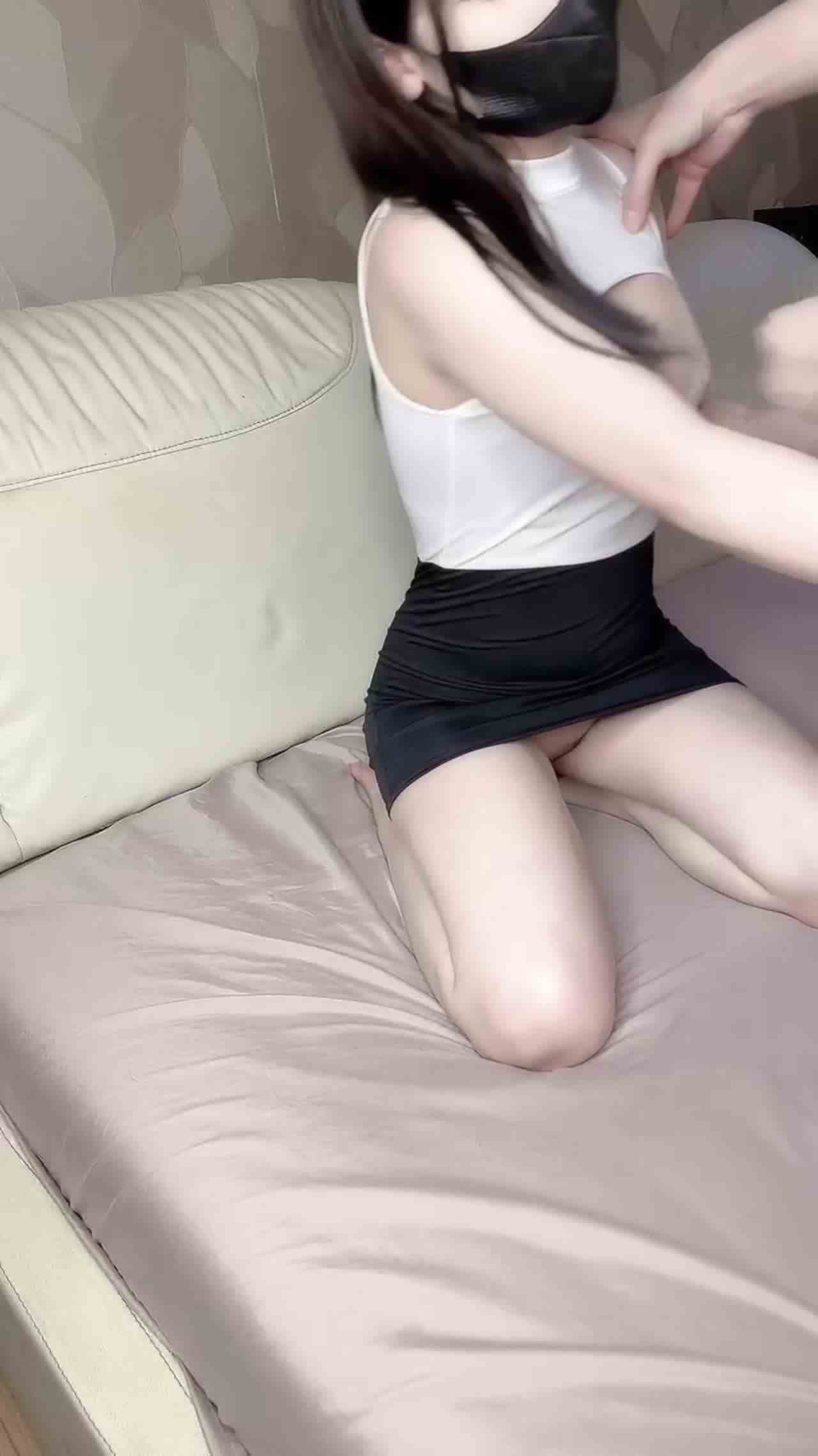  童贞杀极品少女玷污纯洁肉体呻吟停不下来 的剧照6