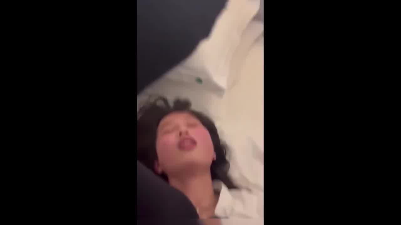  圈养的萝莉嫩妹小母狗，刚上大一的十八岁学生妹，露脸穿jk黑丝被暴力调教蹂躏，骚到骨子里了，对白很有趣 的剧照9