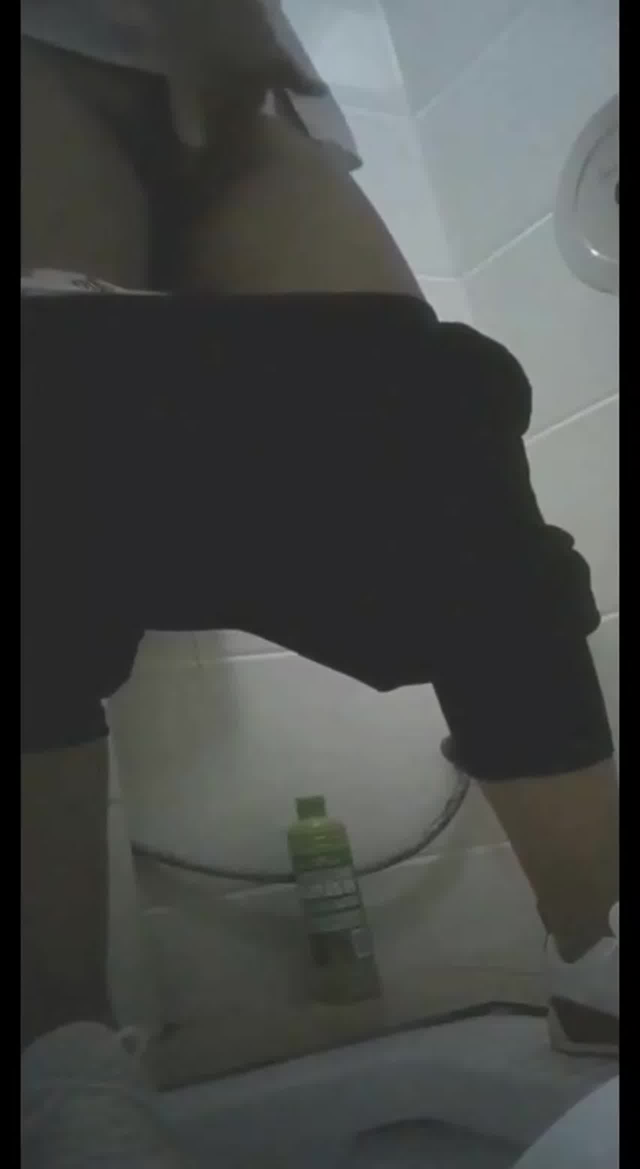  偷拍公司会计在厕所自慰 的剧照6