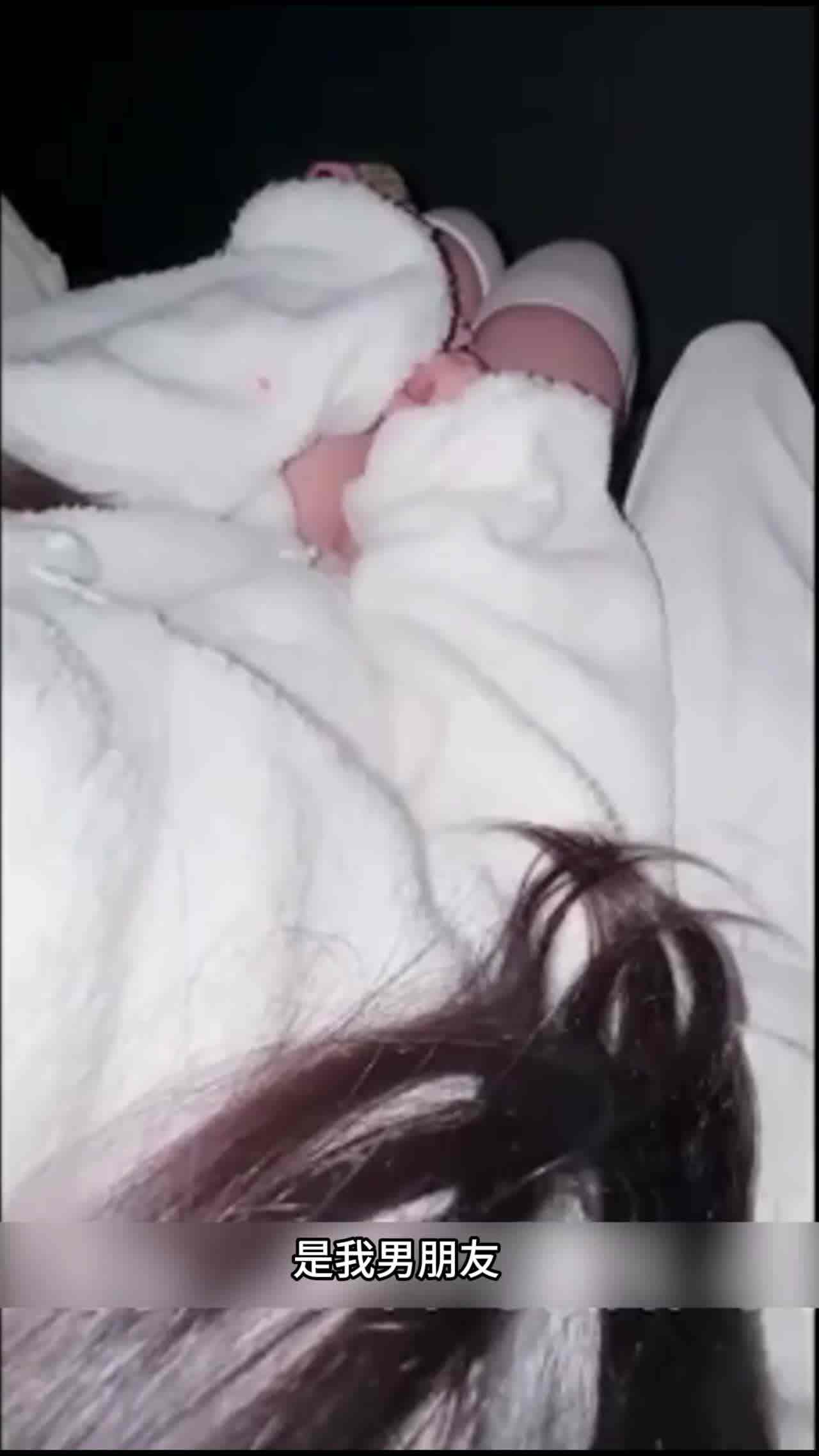  网聊的大学生第一次见面，直接在电影院插入操逼 的剧照2