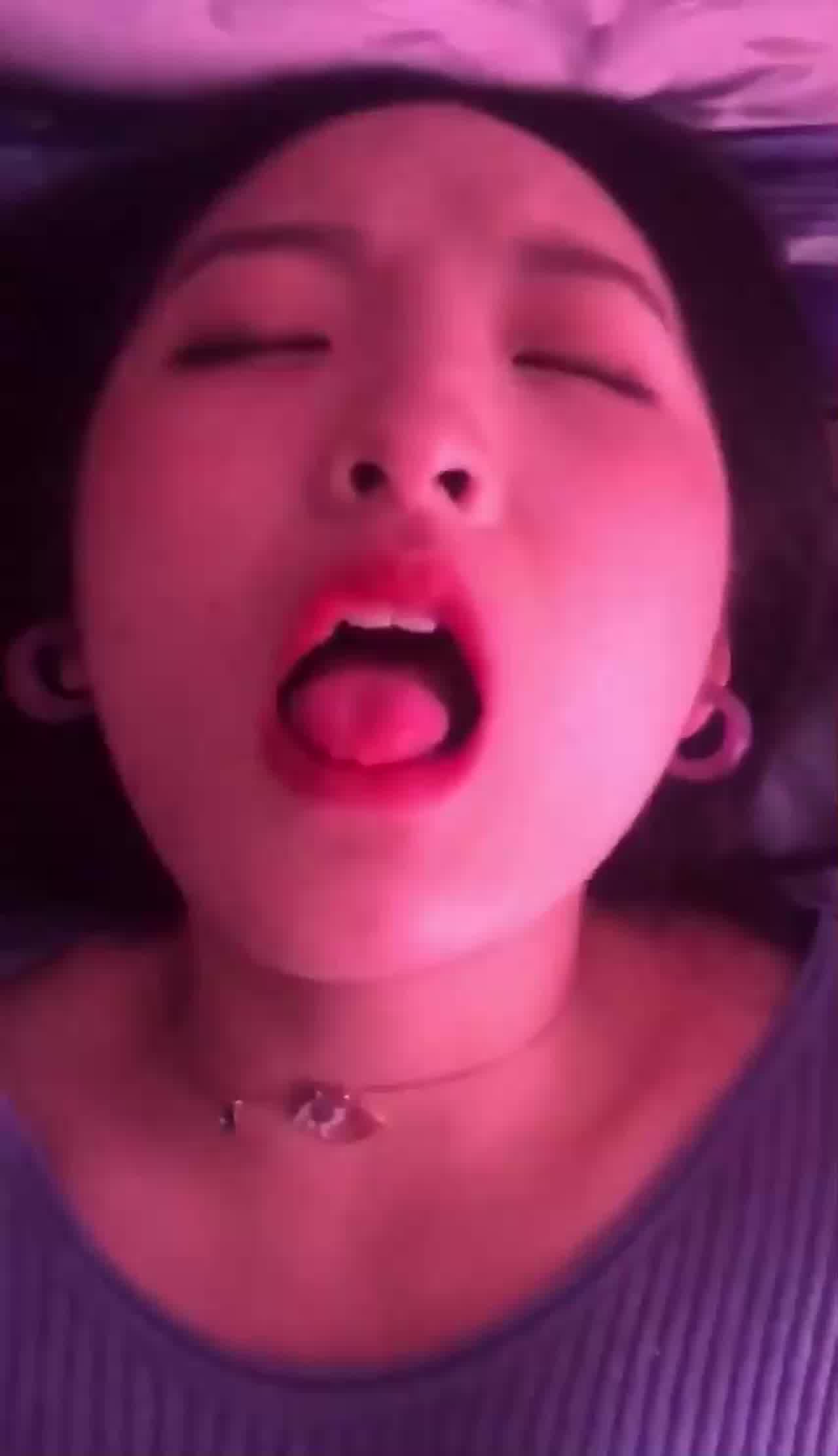  很骚的学生妹还是白虎哦，被肏得淫荡放声叫床，就是要这样艹才过瘾！ 的剧照3