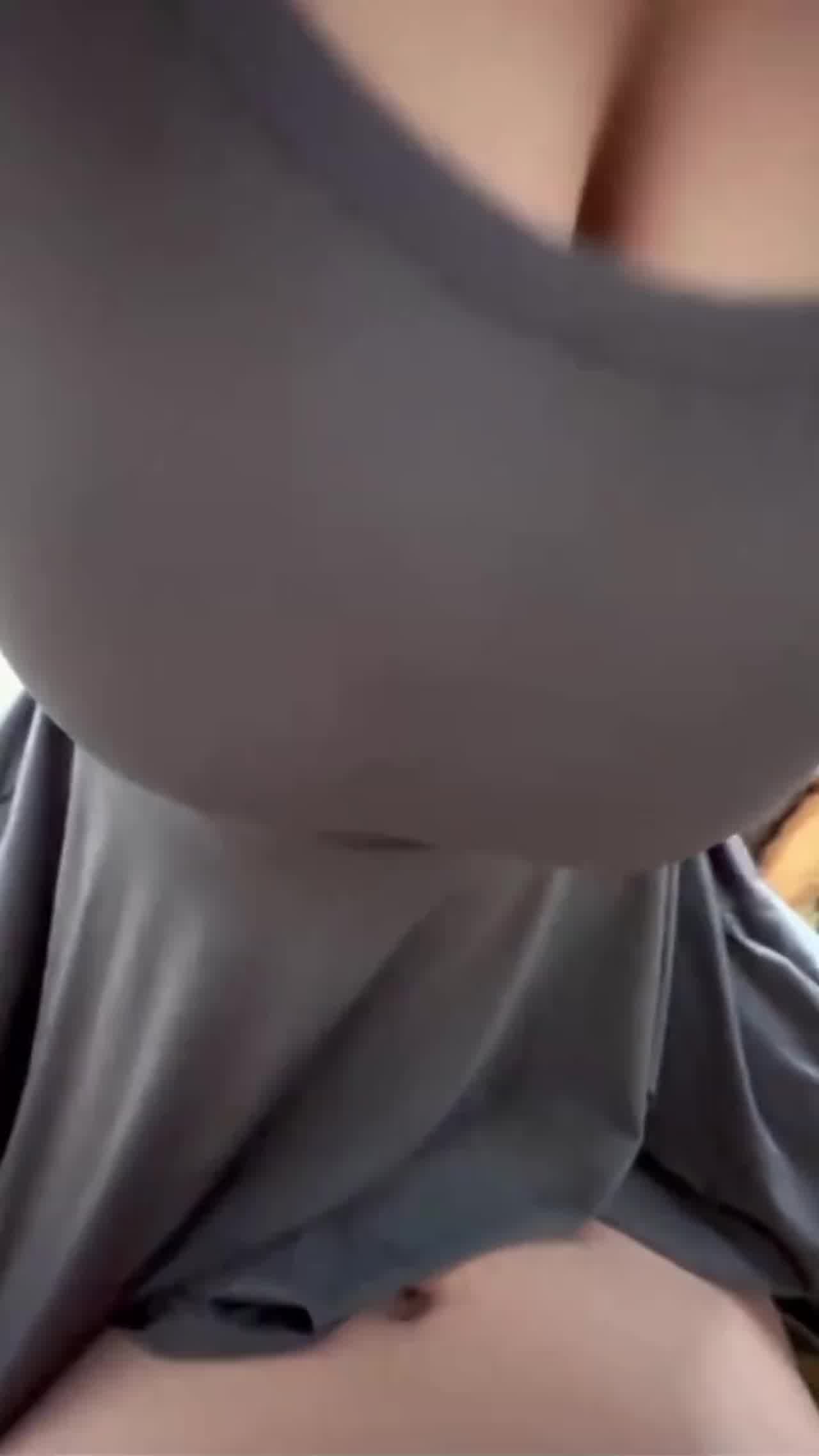  【核弹级巨乳顶着屏幕第一视角】这胸也太大了！一只手完全捏不住，姐弟乱伦无套不敢射进去，射姐姐满脸 的剧照7