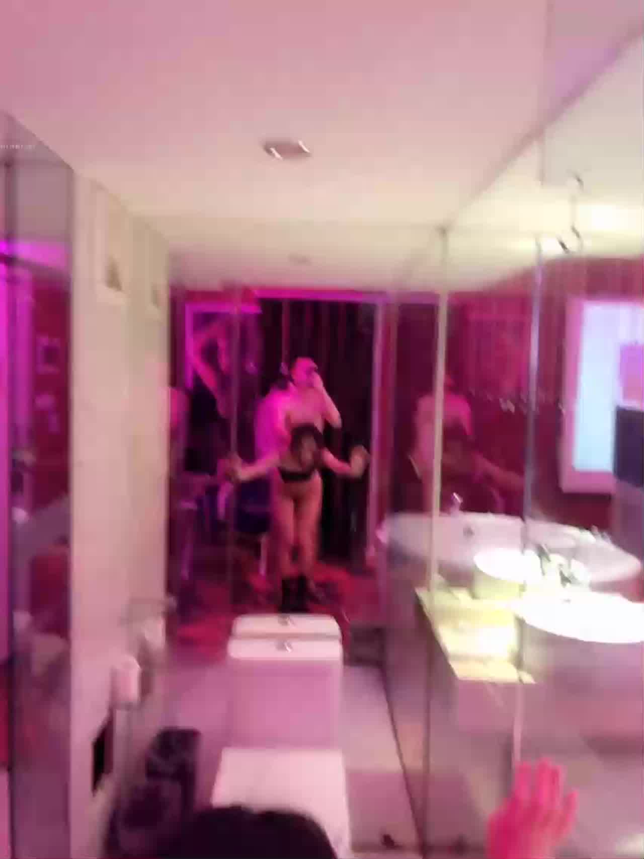  氛围感十足的酒店 厕所门前站立后入狂操小骚逼 的剧照6