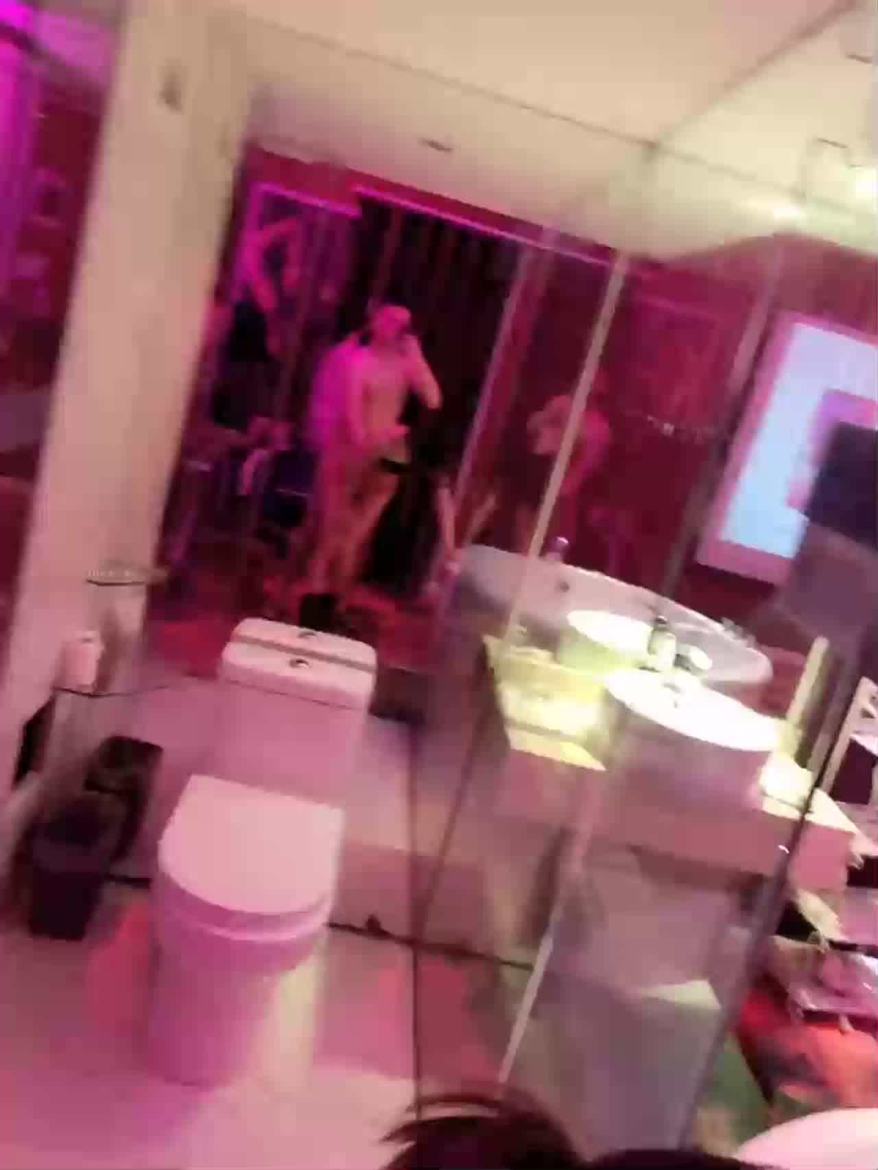  氛围感十足的酒店 厕所门前站立后入狂操小骚逼 的剧照8