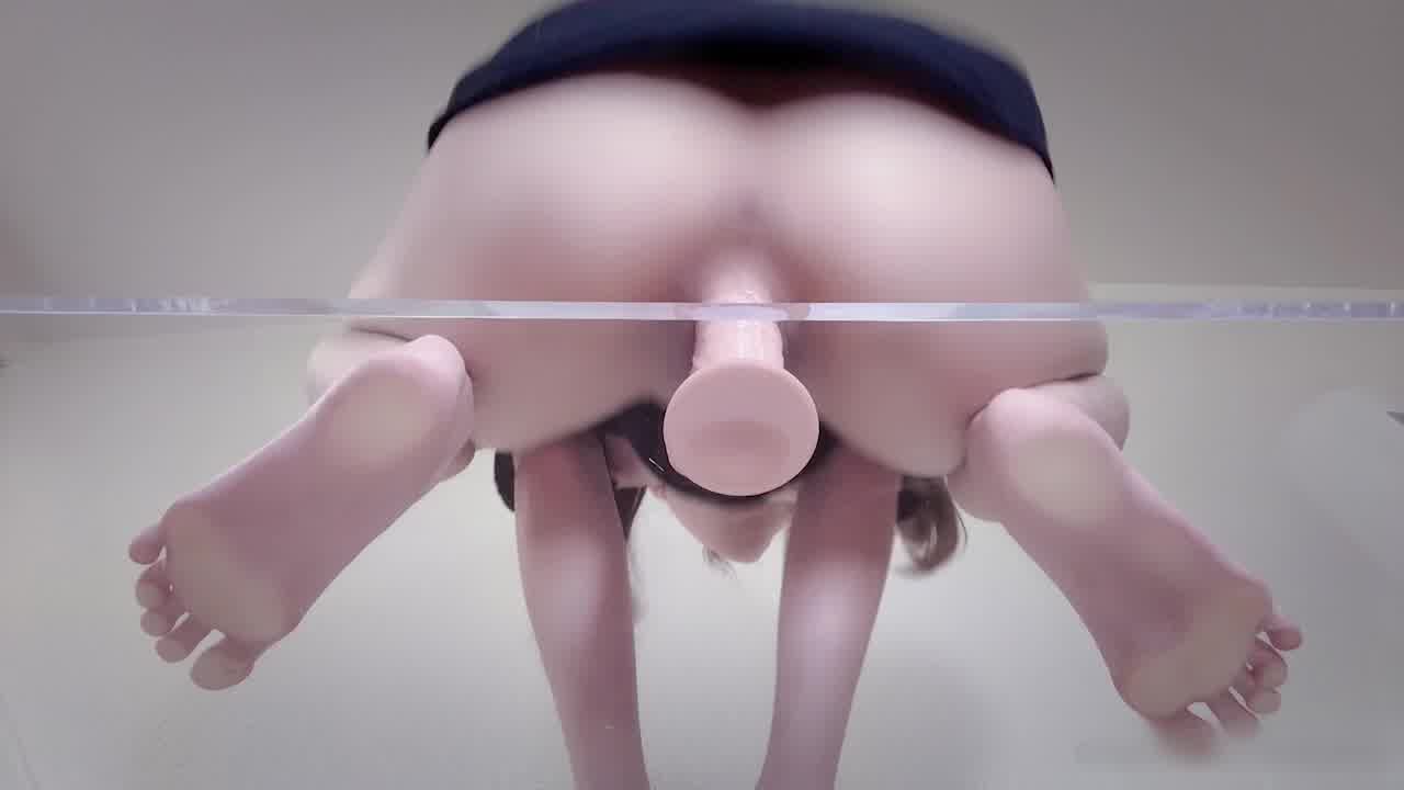  隔玻璃看双马尾少女美尻自插流白浊 的剧照5