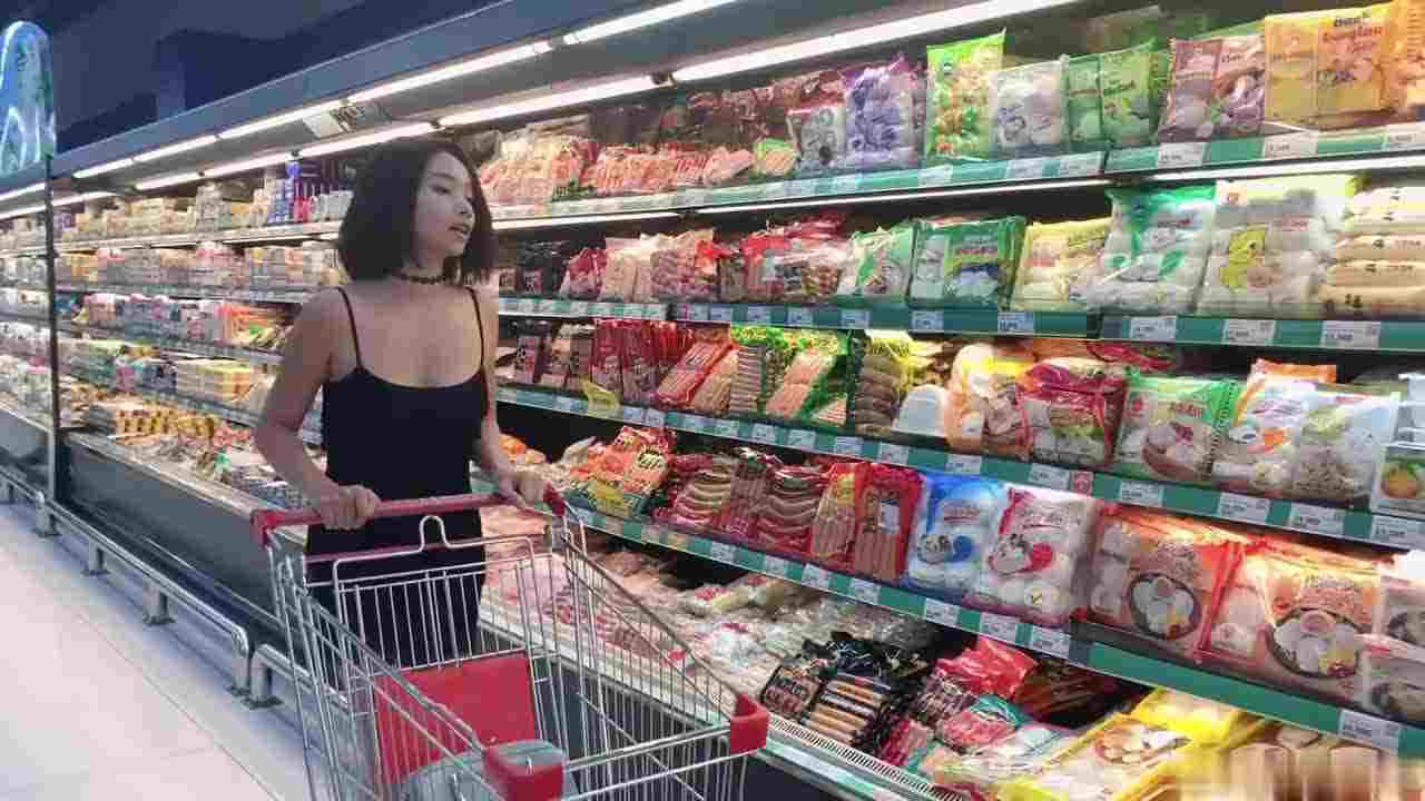  骚女孩不穿内裤逛超市，还撩起黑丝裙露出，上了车迫不及待拿出来自慰，爽喷很多淫水 的剧照3