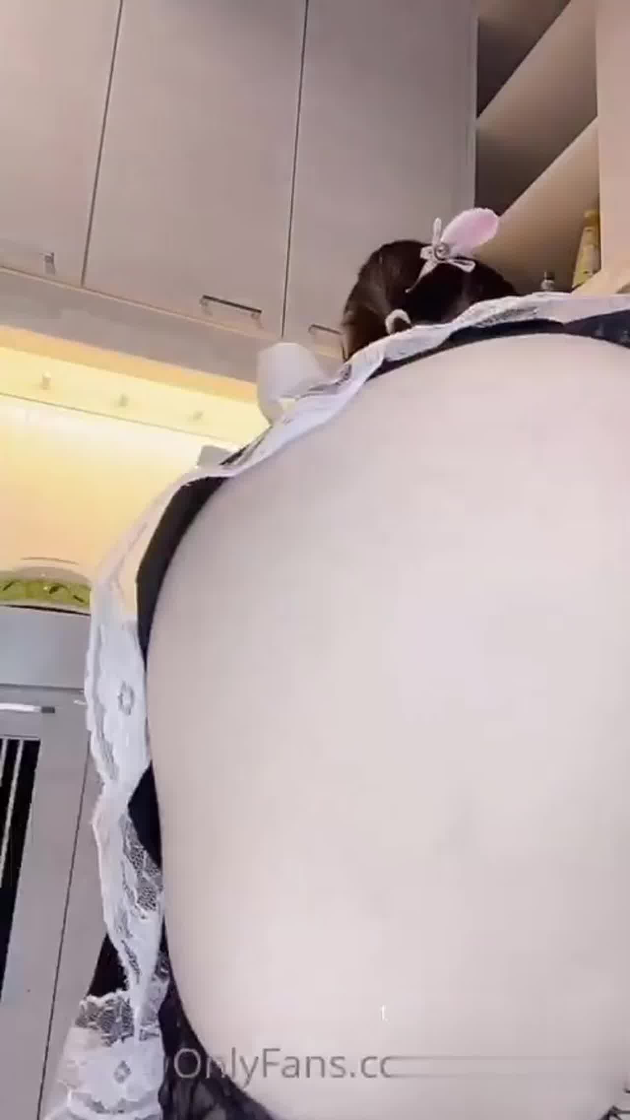  性感小猫厨房桃臀诱惑 的剧照1