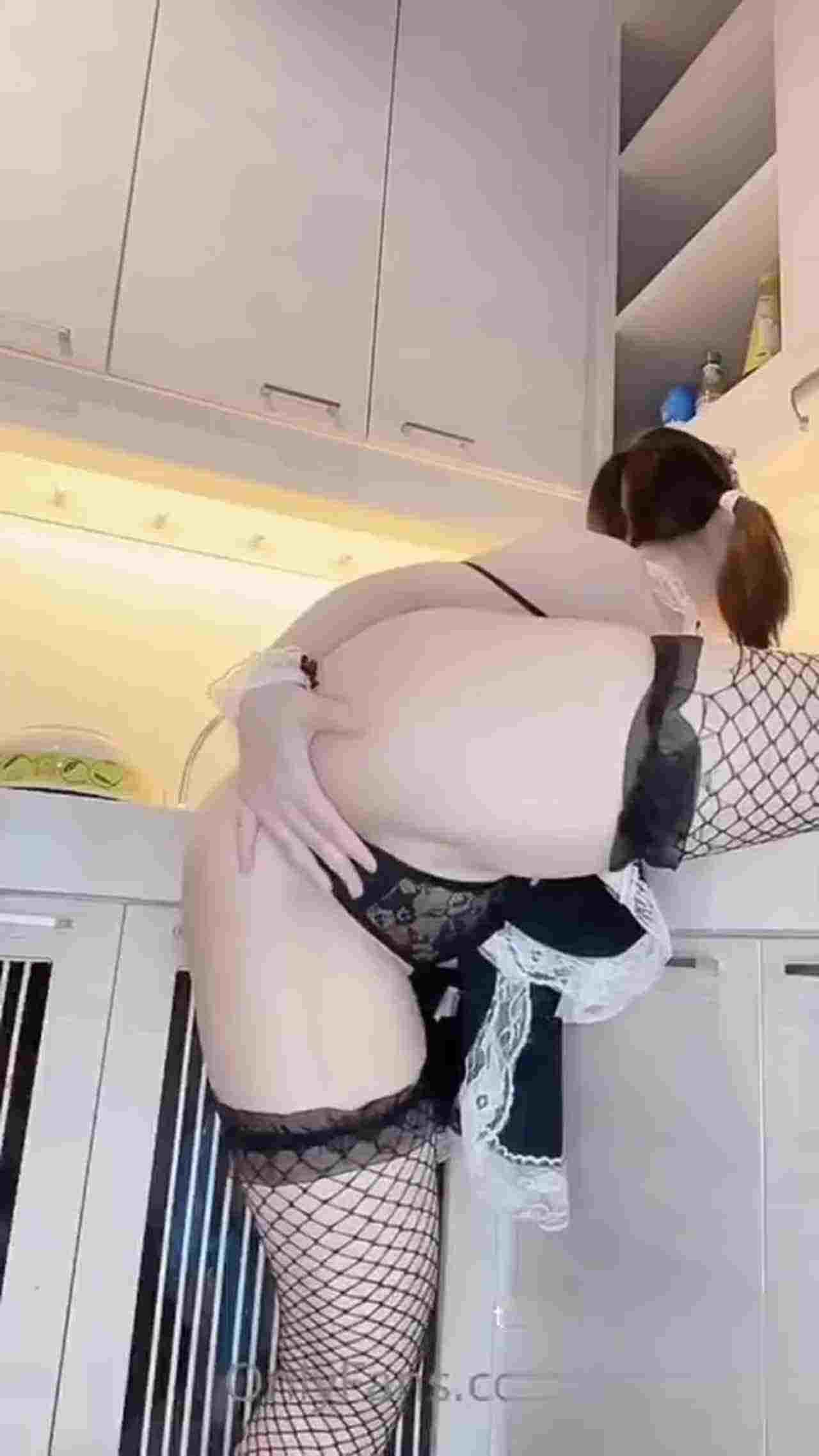  性感小猫厨房桃臀诱惑 的剧照4